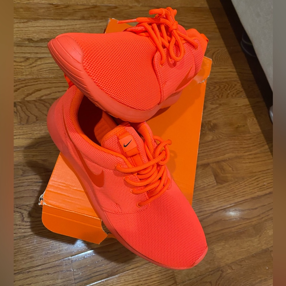 Nike Womens W Roshe One orange sneakers shoes - Size 9